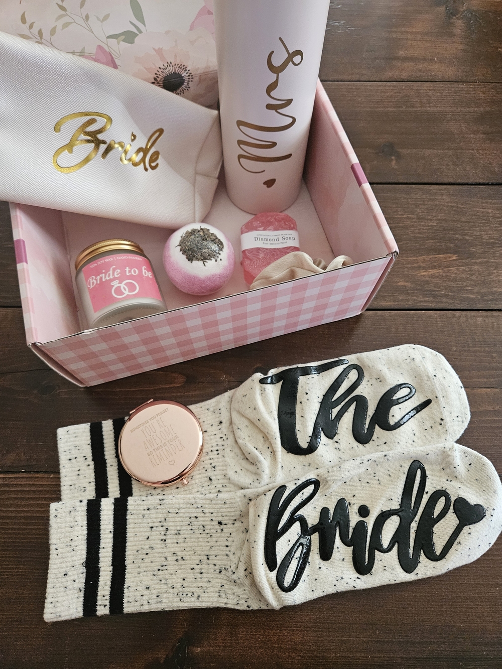 NEW Beautiful Bride Gift Box with Bride & Mrs Themed Presents Bundle 8 Items